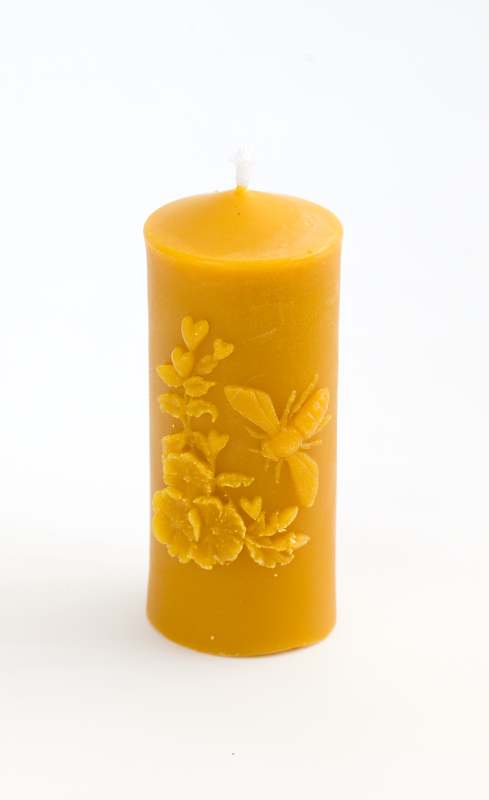 Svíčka z pravého včelího vosku s námětem včelky a tytky