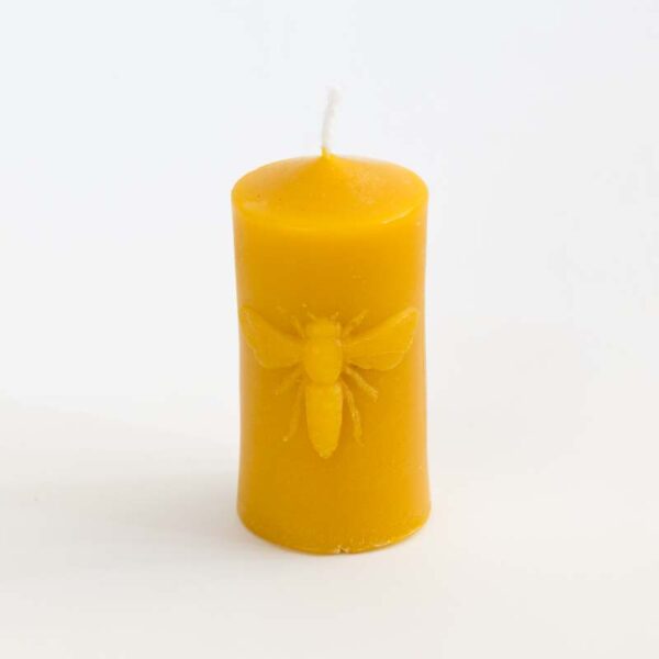 Svíčka z pravého včelího vosku s námětem včelky