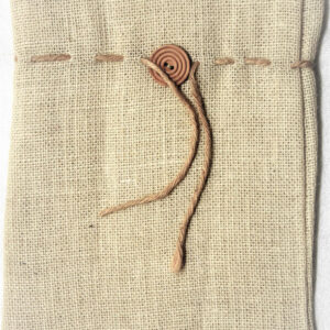 Barevná jutová taška s dřevěným knoflíkem 24×18 cm